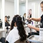 ¿Qué es el alisado profesional y cómo transforma el cabello?