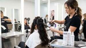 ¿Qué es el alisado profesional y cómo transforma el cabello?