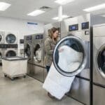 ¿Qué es una lavandería con máquinas grandes y por qué es útil?