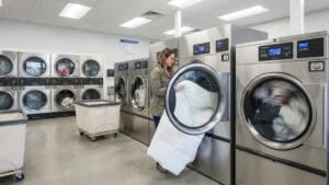 ¿Qué es una lavandería con máquinas grandes y por qué es útil?