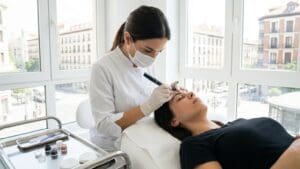 ¿Qué es el microblading y por qué es una opción popular para las cejas en Madrid?