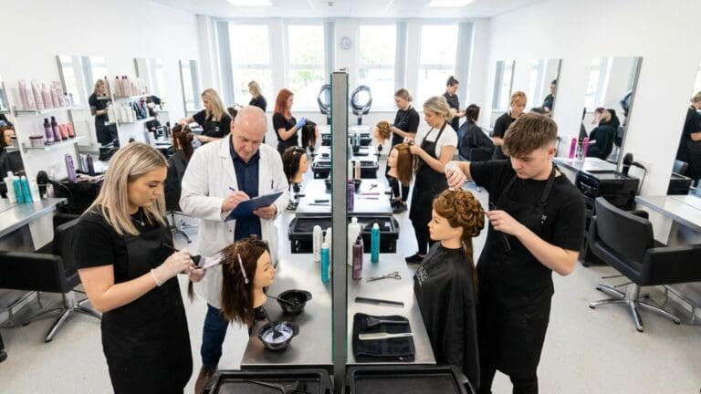 ¿Qué es un curso de peluquería y por qué es una buena opción profesional?