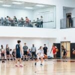 ¿Qué es una academia de baloncesto internacional y cómo funciona?