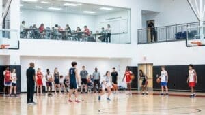 ¿Qué es una academia de baloncesto internacional y cómo funciona?