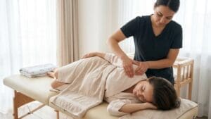 ¿Qué es el masaje postparto y por qué es importante para la recuperación?