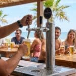 ¿Qué es la cerveza tirada en Costa Esmeralda y por qué es tan popular?