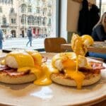 ¿Qué son los huevos Benedict y cómo disfrutarlos en Barcelona?