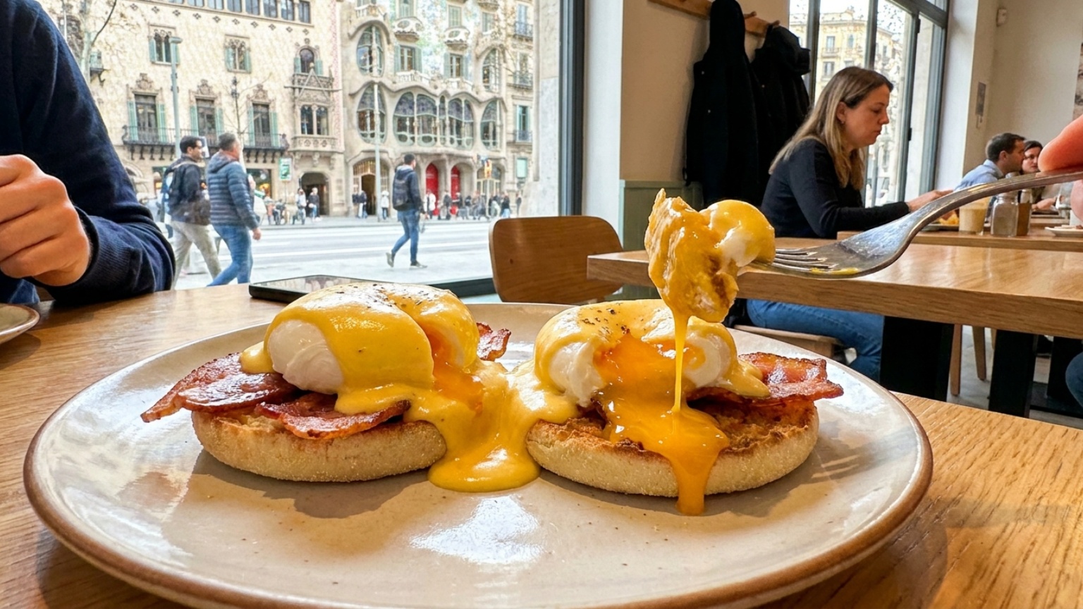 ¿Qué son los huevos Benedict y cómo disfrutarlos en Barcelona?