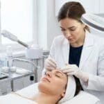 ¿Qué es la limpieza facial y por qué es tan importante para el cuidado de la piel?