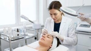 ¿Qué es la limpieza facial y por qué es tan importante para el cuidado de la piel?