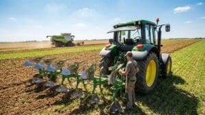 ¿Qué implica la maquinaria agrícola para profesionales en el campo?