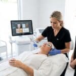 ¿Qué es un tratamiento rejuvenecedor facial y cómo ayuda a la piel?