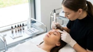 ¿Qué es la micropigmentación de cejas y cómo funciona este método?