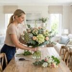 ¿Qué es la decoración de espacios con flores y cómo se define?