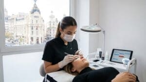 ¿Qué es una lashista y cuál es su trabajo en Madrid?