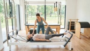 ¿Qué es el pilates terapéutico y cómo puede ayudar a mejorar el bienestar?