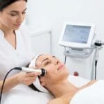 ¿Qué es la radiofrecuencia facial y cómo puede mejorar la piel?