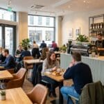 ¿Qué es un café bar y por qué se ha vuelto tan popular?