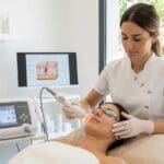 ¿Qué es la radiofrecuencia facial y cómo funciona este tratamiento en Banyoles?