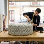 ¿Qué es la tapicería de pufs y cómo se realiza en Madrid?