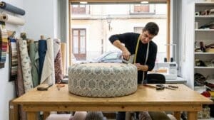 ¿Qué es la tapicería de pufs y cómo se realiza en Madrid?