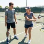 ¿Qué son las clases de tenis y cómo pueden mejorar el juego?