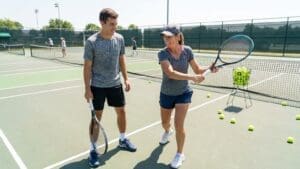¿Qué son las clases de tenis y cómo pueden mejorar el juego?