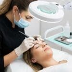 ¿Qué es la técnica de cejas pelo a pelo y cómo se aplica?