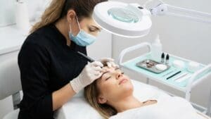 ¿Qué es la técnica de cejas pelo a pelo y cómo se aplica?