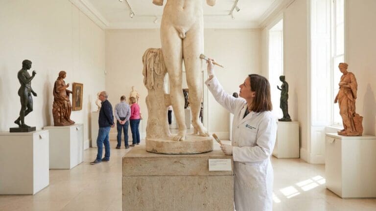 ¿Qué es el arte escultórico y cómo se manifiesta en la historia?