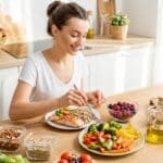 ¿Qué es la alimentación y cómo influye en el bienestar del cuerpo?