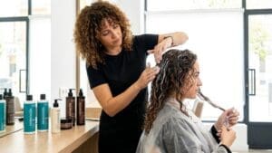 ¿Qué se debe saber sobre el tratamiento para el pelo rizado?