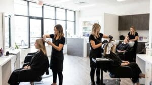 ¿Qué es un salón de belleza y cómo puede ayudar al cuidado personal?