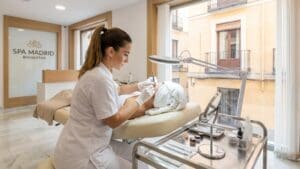 ¿Qué es el microblading y cómo funciona en un spa en España?