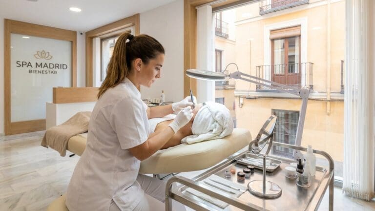 ¿Qué es el microblading y cómo funciona en un spa en España?
