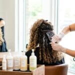 ¿Qué es un tratamiento para el pelo rizado y cómo ayuda a definirlo?