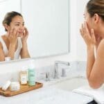 ¿Qué es una rutina de cuidado facial y por qué es esencial para la piel?