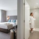 ¿Qué son las habitaciones con baño y por qué son importantes para su estancia?