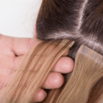 Extensiones adhesivas invisibles con volumen y movimiento natural.