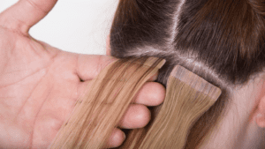 Extensiones adhesivas invisibles con volumen y movimiento natural.