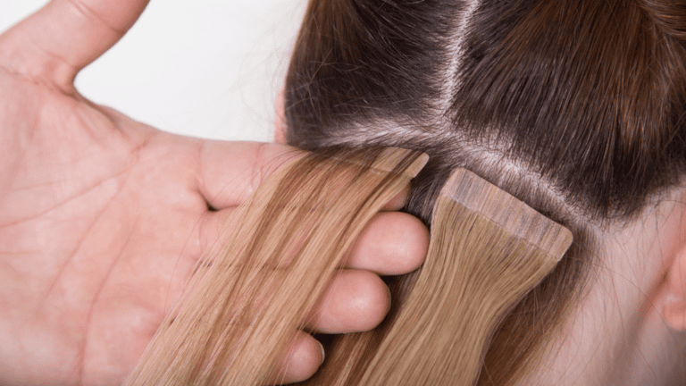 Extensiones adhesivas invisibles con volumen y movimiento natural.