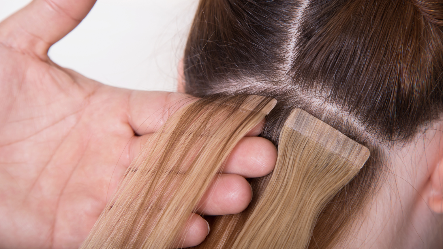 Extensiones adhesivas invisibles con volumen y movimiento natural.