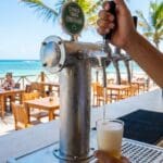 ¿Qué es la cerveza tirada en Costa Esmeralda y qué la hace única?