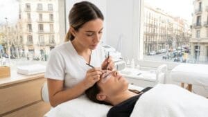 ¿Qué es el lifting de pestañas en Barcelona y cómo realza la mirada?