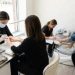¿Qué es la manicura y pedicura y por qué es más que un simple cuidado estético?