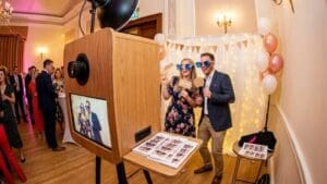 ¿Qué es una cabina fotomatón para fiestas y cómo mejora los eventos?