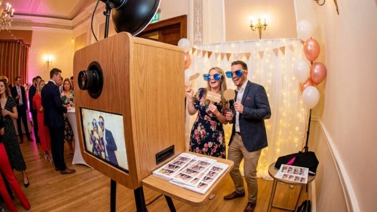 ¿Qué es una cabina fotomatón para fiestas y cómo mejora los eventos?