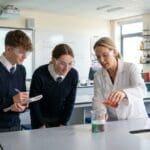 ¿Qué es un profesor de física y química y por qué su rol es tan importante?