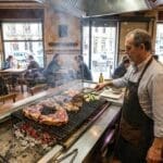 ¿Qué define la experiencia de las carnes a la brasa en Barcelona?