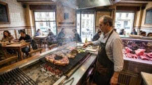 ¿Qué define la experiencia de las carnes a la brasa en Barcelona?